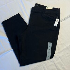 NWT Old Navy pixie ankle length pants. Size 16